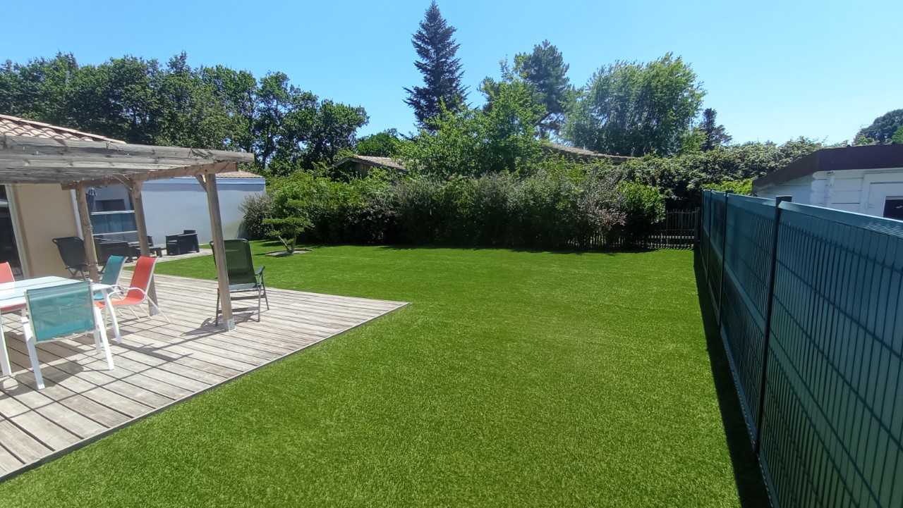 Pose gazon synthétique